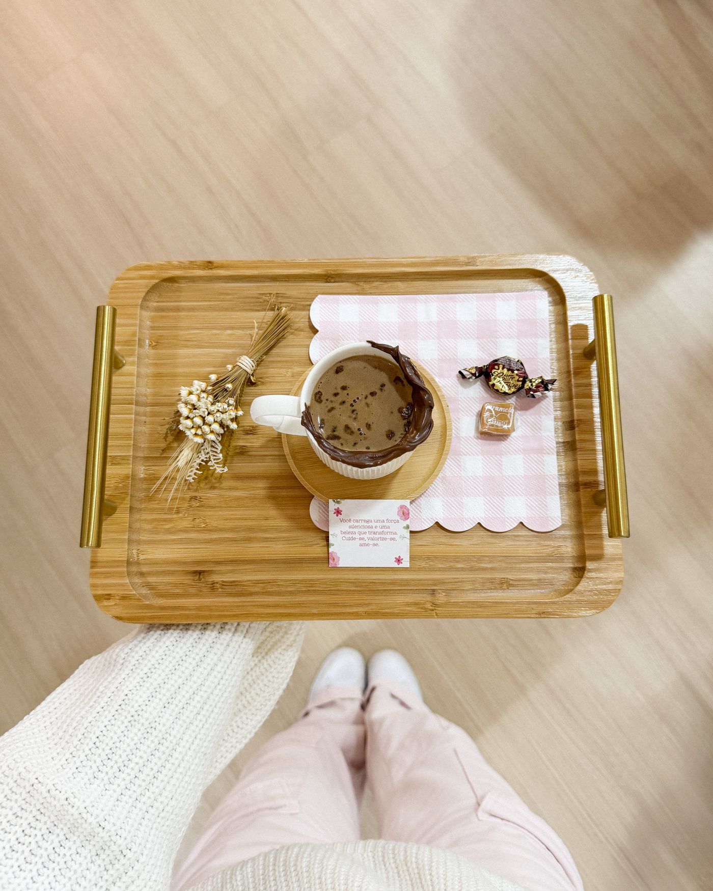 Café servido no studio