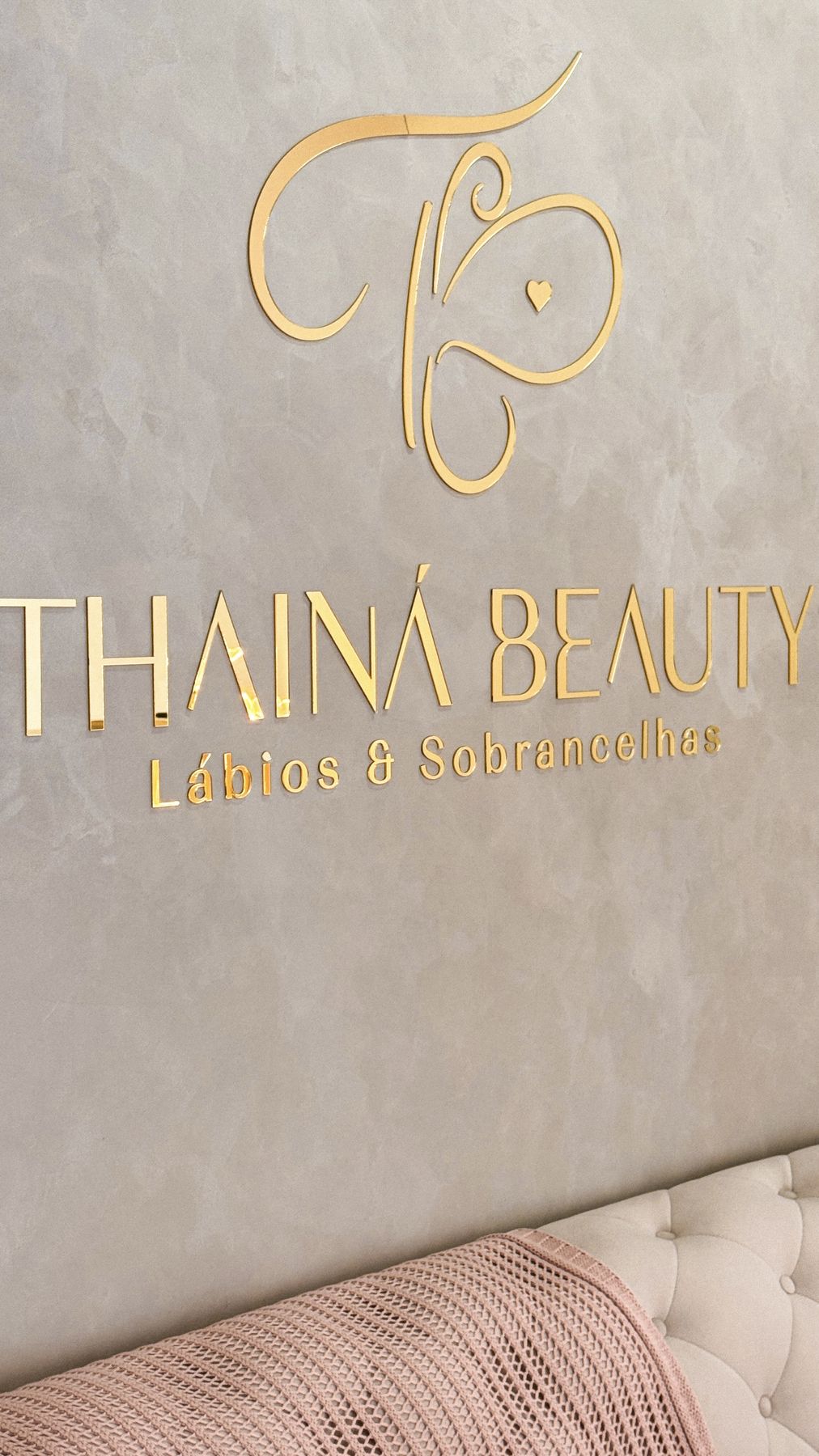 Parede com a marca Thainá Beauty